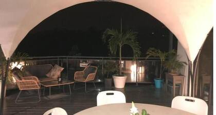 Agréable Duplex Très Spacieux et Intime en Rez-de-jardin Avec Piscine et vue mer