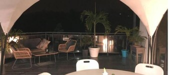 Agréable Duplex Très Spacieux et Intime en Rez-de-jardin Avec Piscine et vue mer