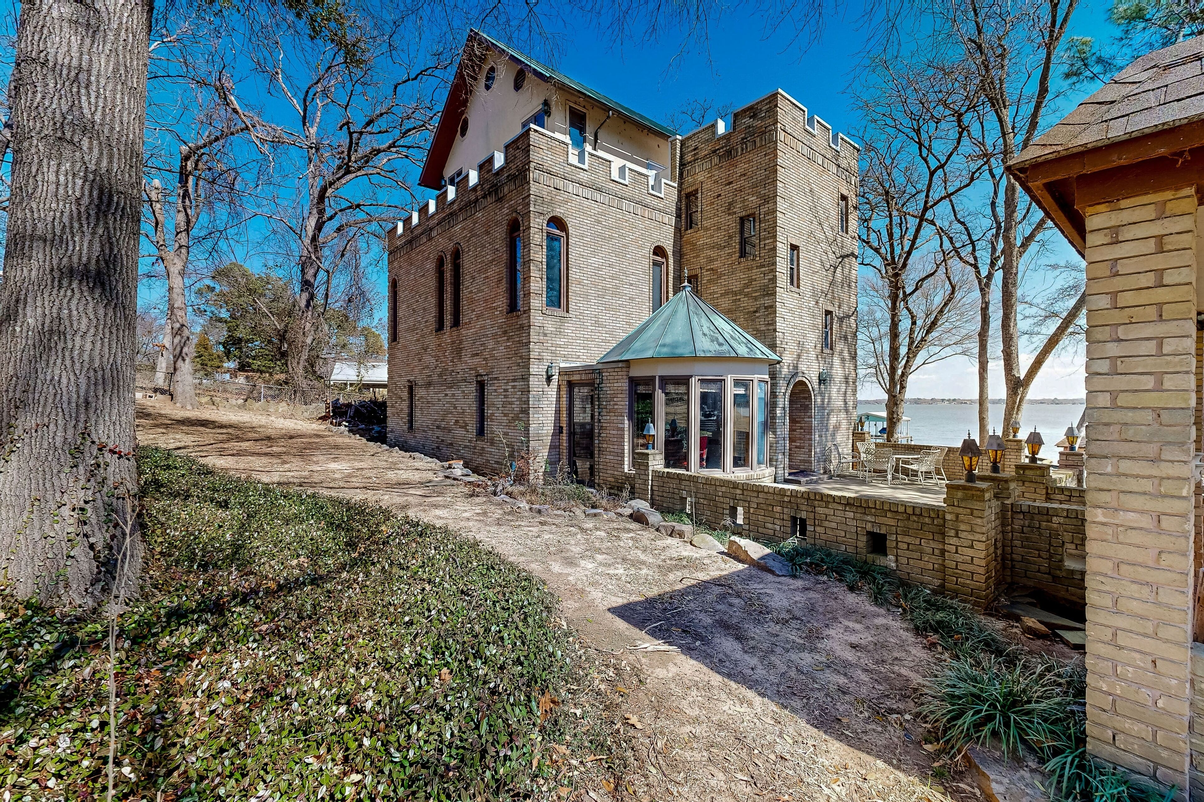 Elegant & unique abode with canoe, kayaks, dock, grill, wood fireplace, W/D, AC