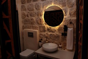 淋浴设施、大花洒淋浴喷头、吹风机、拖鞋