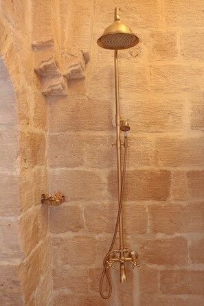 Deluxe Room | Bathroom | Shower, rainfall showerhead, hair dryer, slippers - Zabel Hotel (Mardin)