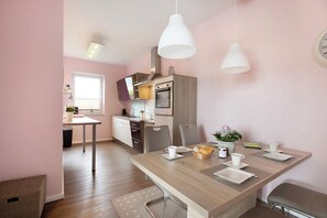 Dining - Apartment 'Haus Eiderblick' with Private Terrace, Private Garden and Wi-Fi (Hennstedt-Horst)