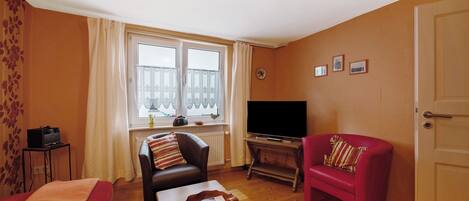 Una televisión, un reproductor de DVD, un reproductor estéreo