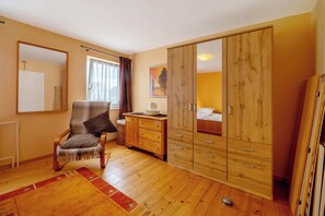 2 bedrooms, iron/ironing board, free WiFi, bed sheets - Holiday Home 'Haus Gertrud' with Mountain View, Private Terrace and Wi-Fi (Monzelfeld)