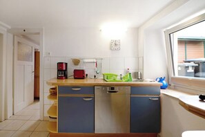 Fridge, microwave, oven, stovetop - Holiday Home 'Haus Gertrud' with Mountain View, Private Terrace and Wi-Fi (Monzelfeld)