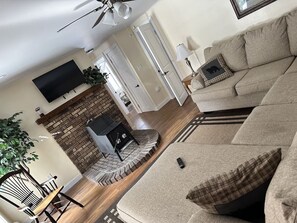 TV - Cozy two bedroom suite with 2 queen beds and a twin. (Schroon Lake)