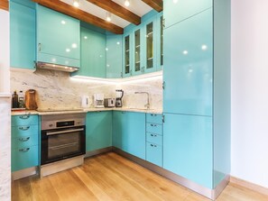 Geladeira, micro-ondas, fogão, lava-louças