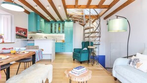 A modern living space with a kitchen, dining area, and a cozy seating area. - Vita Portucale Setubal Deluxe Apartment (Setúbal)