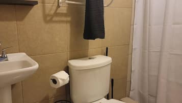 Douche, sèche-cheveux, serviettes fournies, savon