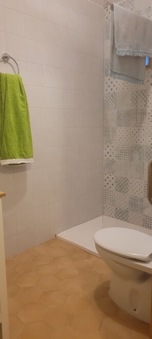 Doccia, asciugacapelli, asciugamani, sapone