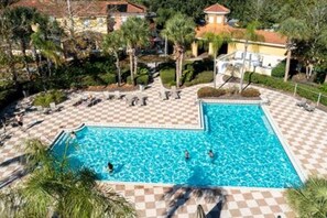 Een verwarmd zwembad