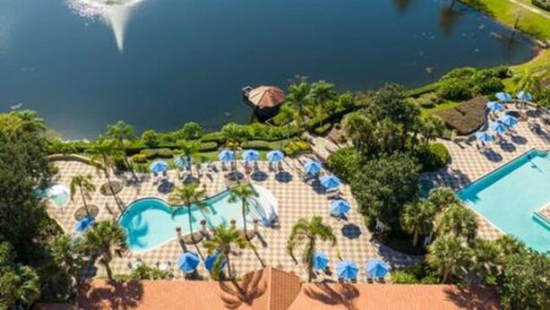 Un complexe hôtelier doté d’une grande piscine, d’une fontaine et d’un jardin bien entretenu.
