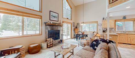 Una televisión, una chimenea, un reproductor de DVD, libros