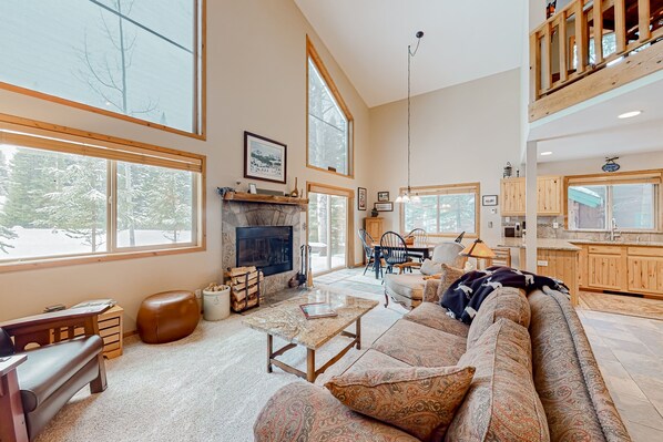 TV, peis, DVD-spiller og bøker