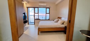 4 bedrooms, in-room safe, desk, iron/ironing board - Luxury King 4BR 3BA w/ 2 Balconies Bayview Pool Netflix
(Manila)