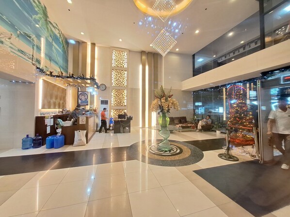 Lobby - Luxury King 4BR 3BA w/ 2 Balconies Bayview Pool Netflix
(Manila)