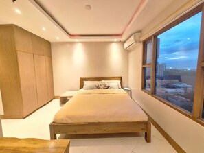 4 bedrooms, in-room safe, desk, iron/ironing board - StayLuxia King 4BR 3BA Family Suite w/ 2 Balconies Bayview Pool Gym Netflix
 (Manila)