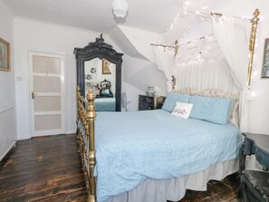 5 quartos, individualmente decorados, individualmente mobiliados