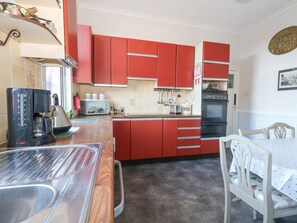 Fridge, dishwasher, electric kettle, toaster - Victorian Town House (Weymouth)