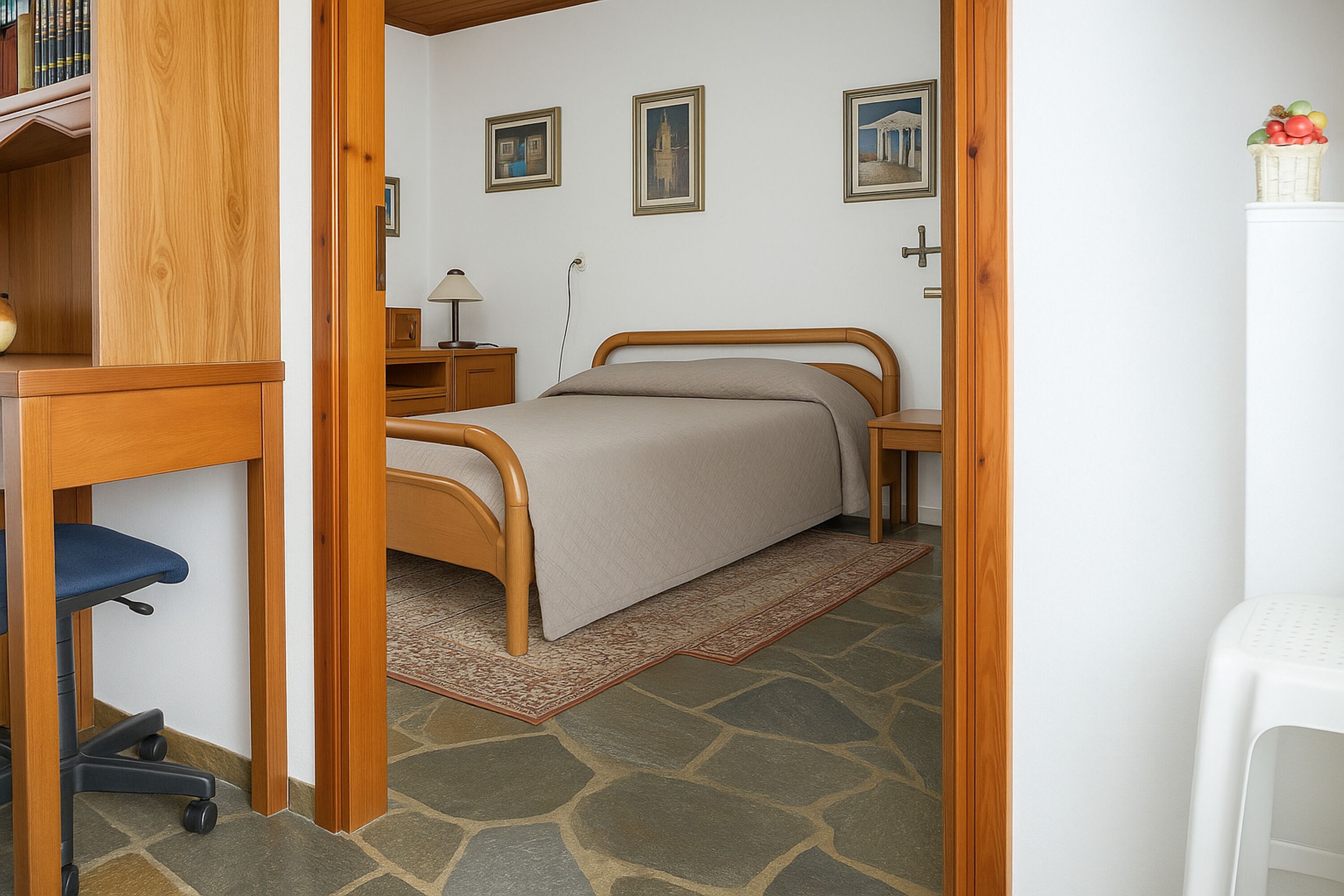 2 bedrooms, iron/ironing board, internet, bed sheets