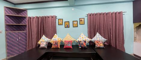 Caja de seguridad en la habitación, escritorio y insonorización