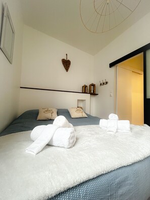 2 bedrooms, iron/ironing board, WiFi, bed sheets