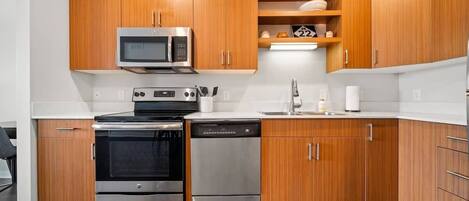 Kühlschrank, Mikrowelle, Ofen, Herdplatte