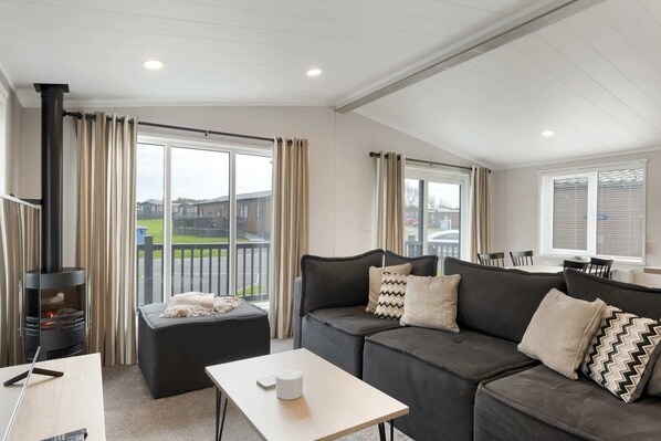 TV, fireplace, offices
