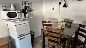 Kaffetrakter/tekoker, kjøleskap, mikrobølgeovn og brødrister