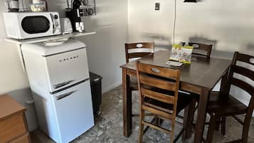 Kühlschrank, Mikrowelle, Wasserkocher mit Kaffee-/Teezubehör, Toaster