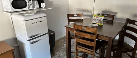 冰箱、微波炉、茶具/咖啡用具、烤面包机