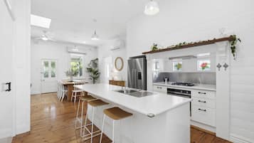 4 bedrooms, desk