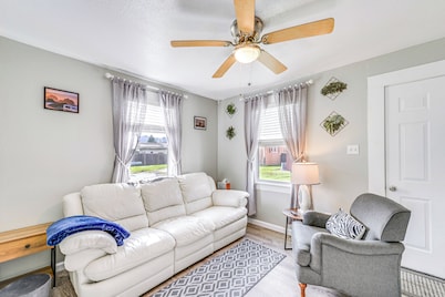 Cozy NorCal Cottage: 2 Mi to Redwoods & Beaches!