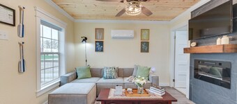 2 Mi to Dtwn: Chic Waco Studio w/ Fire Pit!