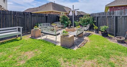 Elegant Spring Home w/ Full Kitchen & Pool