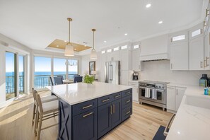 Kylskåp, mikrovågsugn, ugn och spishäll