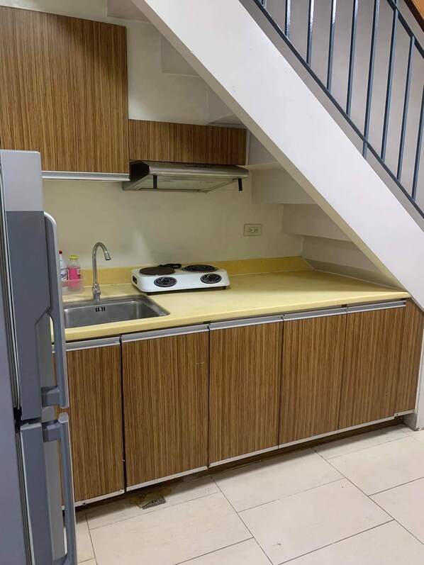 Private kitchen - Cozy 2-bedroom condo with WiFi, with affordable price. (Makati)