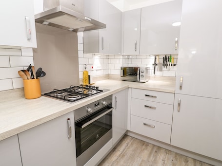 Dishwasher, electric kettle, toaster, cookware/dishes/utensils