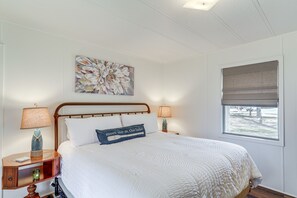 2 bedrooms, desk, iron/ironing board, internet