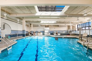 Innendørsbasseng og et oppvarmet basseng