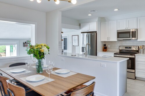Lakeland Retreat: Private Heated Pool & Yard Games