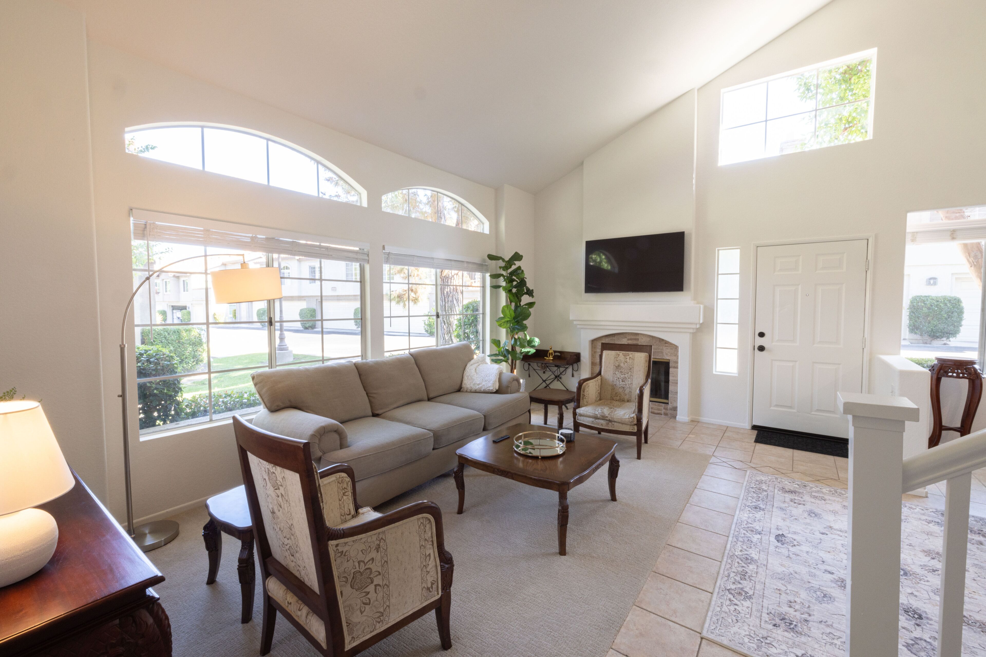 Cozy and spacious sunlit 3 bed 3 bath townhouse in Aliso Viejo!