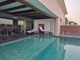 Una piscina cubierta