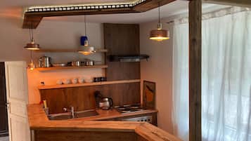 Refrigerador, horno, parrilla de estufa y cafetera y tetera