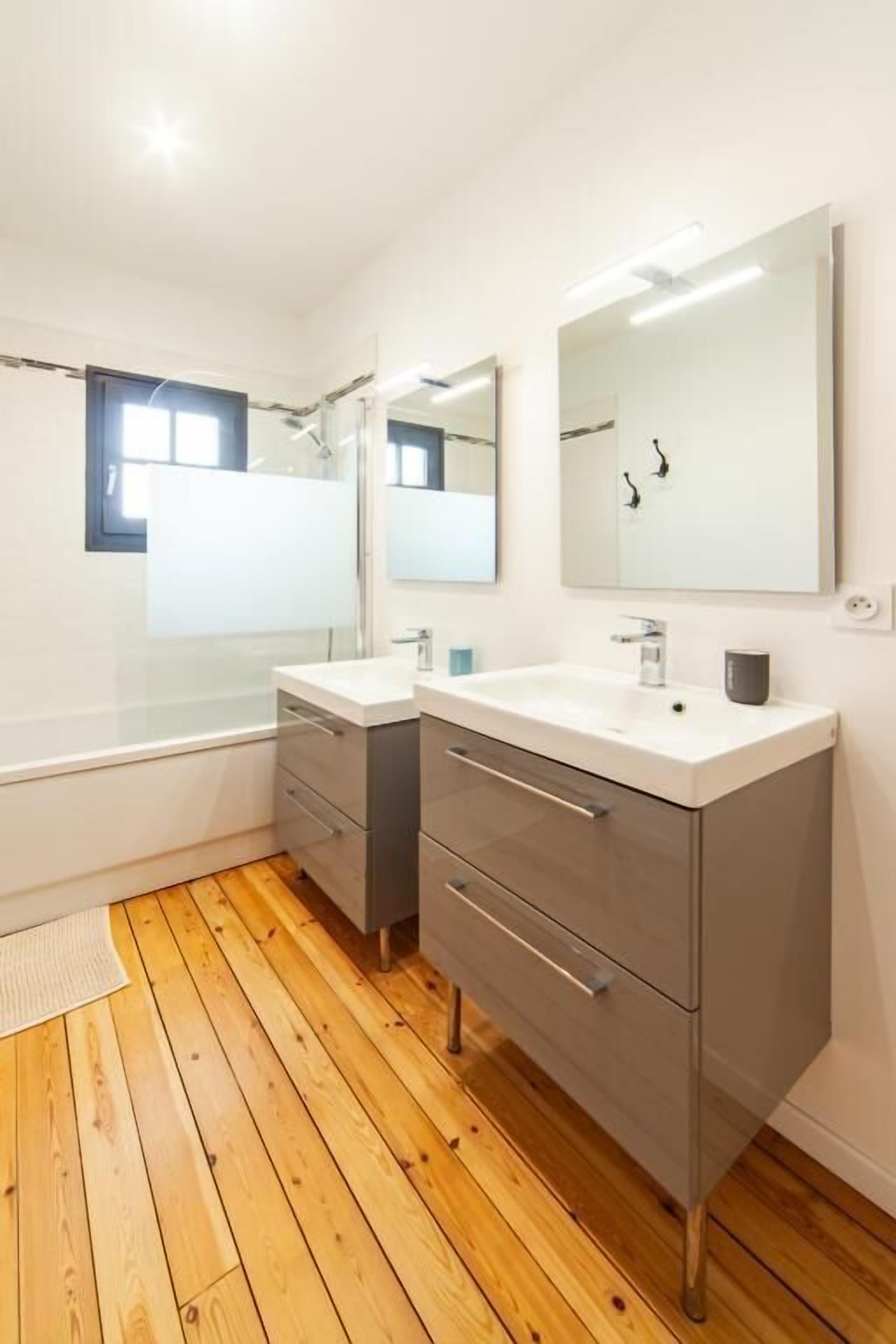 Dusj, hårføner og håndklær