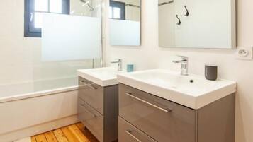 Dusj, hårføner og håndklær