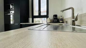 Frigorífico, microondas, horno y placa de cocina