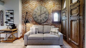 Smart TV 40-inci dengan saluran TV kabel, Netflix, dan buku