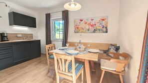 Dining - Ferienwohnung Straußstraße, 75 qm mit 2 Schlafzimmern in Ruhiger Lage (Bayerisch Gmain)