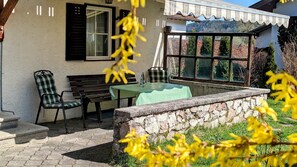 Outdoor dining - Ferienwohnung Straußstraße, 75 qm mit 2 Schlafzimmern in Ruhiger Lage (Bayerisch Gmain)
